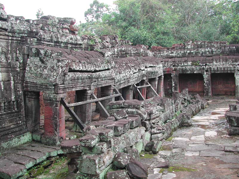 バンテアイ・クディのヒンドゥー教様式と仏教様式が混ざった建造物
